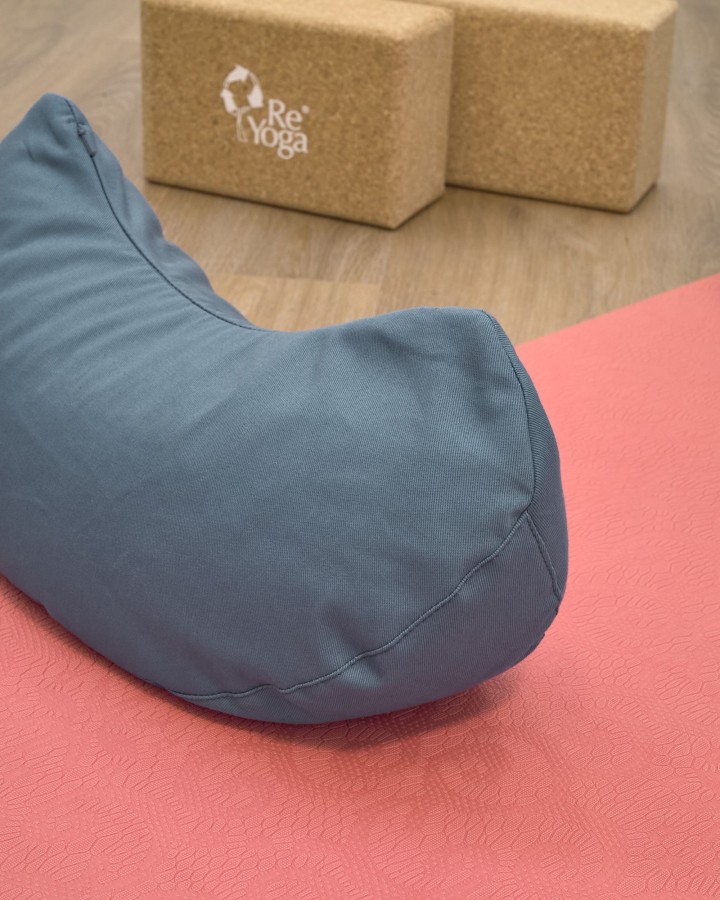 ReMOON - Removable-cover crescent yoga cushion in cotton and spelt husk