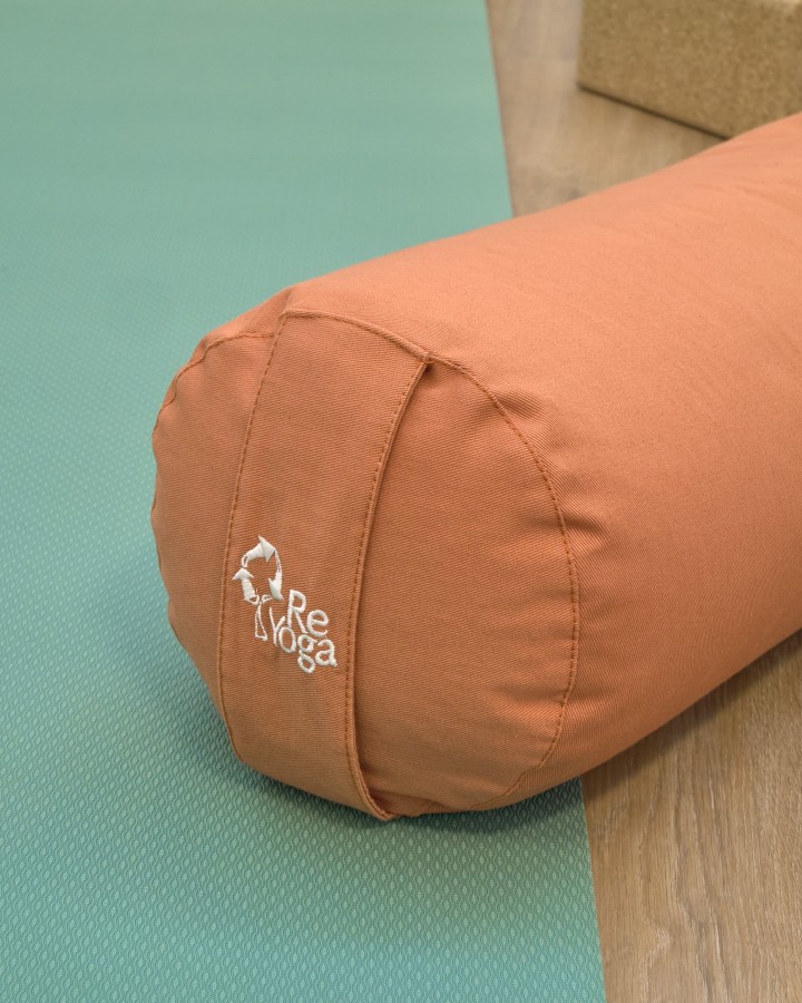 ReBOLSTER - Cylindrical yoga bolster in cotton and spelt husk, with removable cover